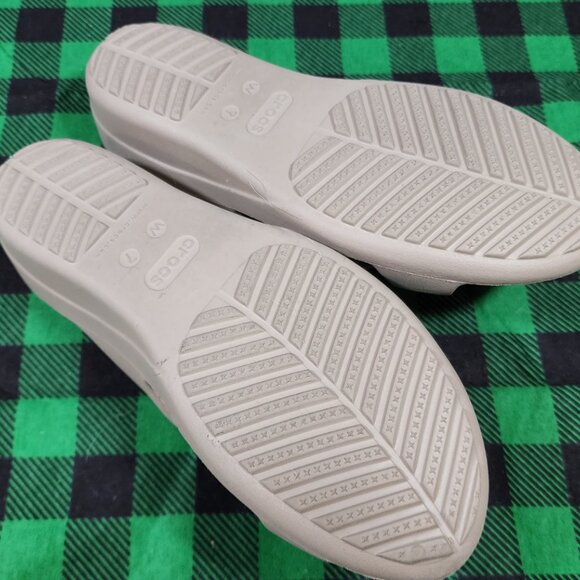 Crocs - Women's Sanrah Strappy Wedge - Womens US 7 - Picture 3 of 3